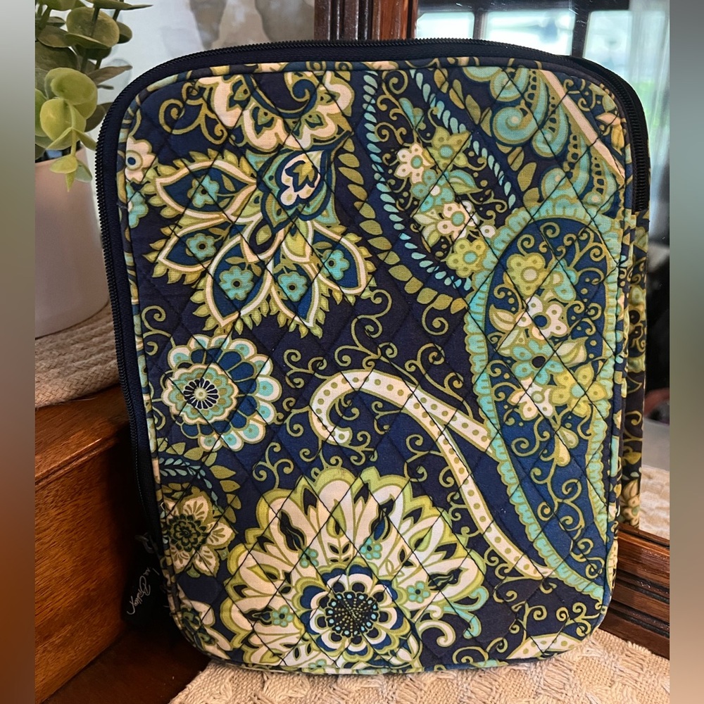 VERA BRADLEY Quilted Zippered Tablet Case in Rhythm and‎ Blues *RETIRED PRINT* - Picture 3 of 8